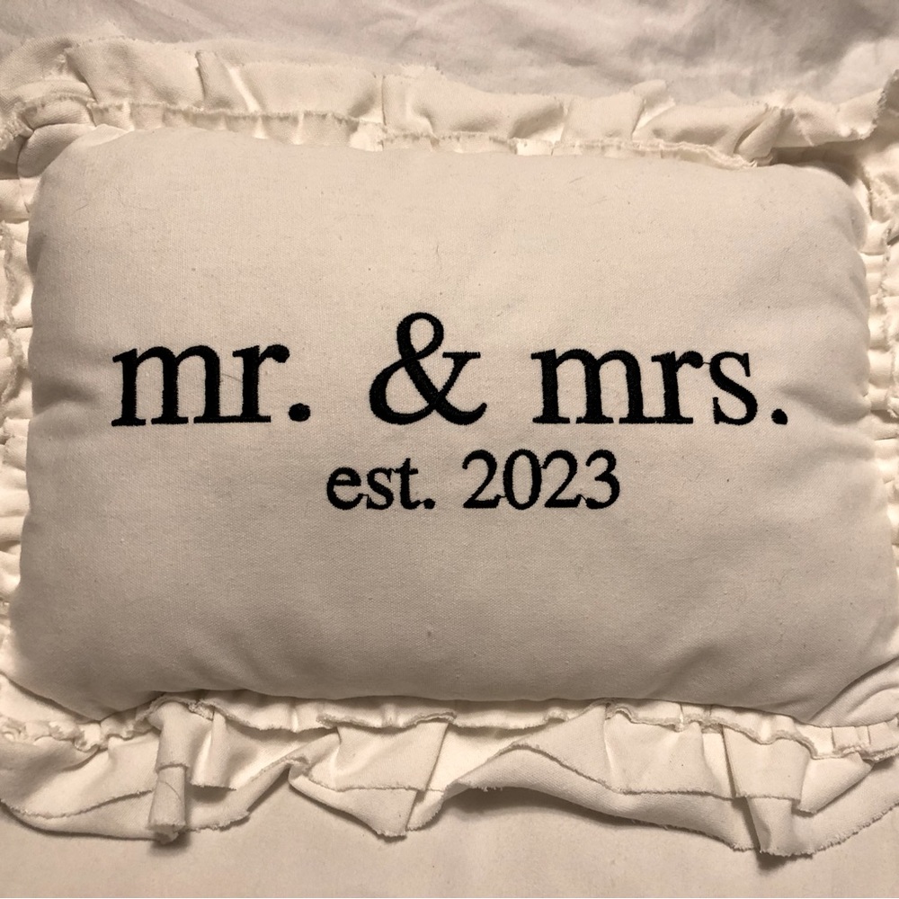 Decorative wedding pillow 2023
